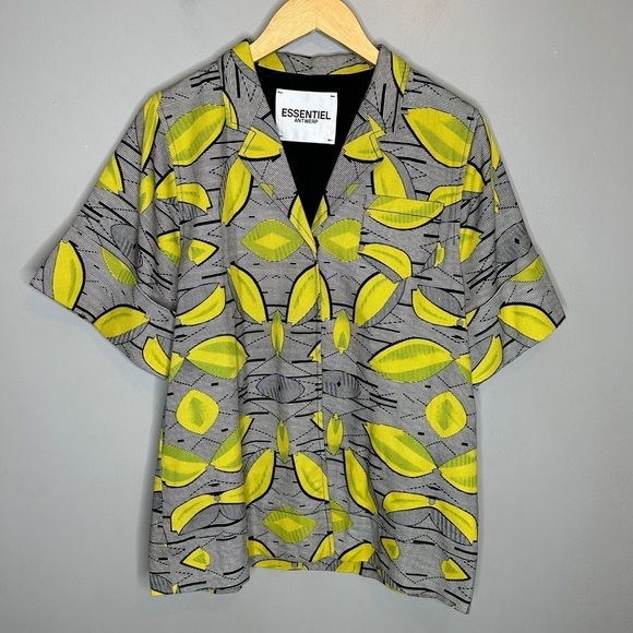 Essential Antwerp Button from short sleeve print blouse - Picture 1 of 6